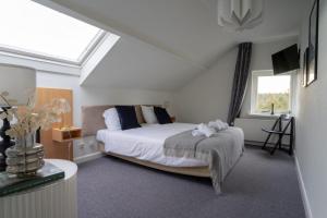 Loenen卢讷尔马克酒店餐厅的一间卧室设有一张床和一个窗口