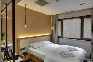伊斯坦布尔21 Rooms Hotel的酒店客房设有两张床和窗户。