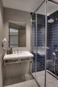 伊斯坦布尔21 Rooms Hotel的一间带水槽和淋浴的浴室