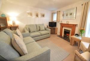 Gorran HavenCliff Cottage的带沙发和壁炉的客厅