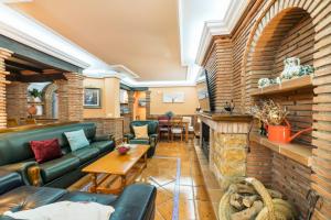 莫纳奇尔La Casita de Gracia的带沙发和壁炉的客厅