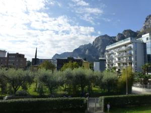 加尔达湖滨Appartamento Lombardi的享有以山脉为背景的城市美景