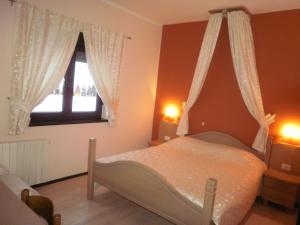 拉夫纳格拉Pansion i restoran Bijela Ruža的一间卧室设有一张床和一个窗口