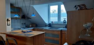 索林根Fachwerk SG的厨房设有水槽和窗户。