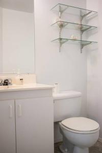 滨海圣吕斯Maison rose du bord de mer à 5 min de st Luce的白色的浴室设有卫生间和水槽。