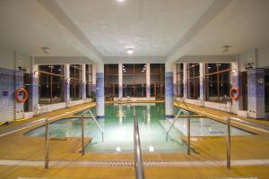 纳塔列斯港Hotel y Cabañas Llanuras de Diana - Caja Los Andes的大楼内的大型室内游泳池