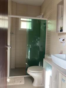 邦比尼亚斯Apartamentob301 coliving bombinhas的带淋浴、卫生间和盥洗盆的浴室