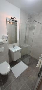 莫斯塔尔Hotel Rivero A&S的带淋浴、卫生间和盥洗盆的浴室