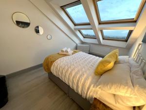 北安普敦New Two Bedroom Premium Apartment - Skylight - Northampton Town Centre的一间卧室,床上放着两只动物