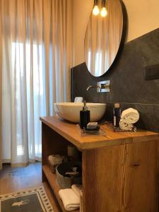 萨奥兹-杜尔克斯4Seasons appartamenti的浴室设有水槽和镜子,位于柜台上