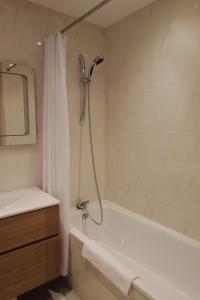 谷雪维尔Appartement La Tania的带淋浴、浴缸和盥洗盆的浴室
