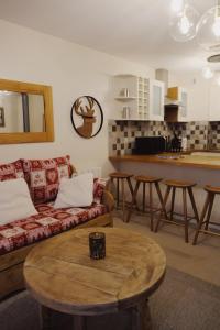 谷雪维尔Appartement La Tania的客厅配有沙发和桌子