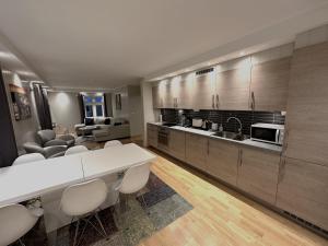 纳尔维克Stetind - Modern apartment with free parking的一个带白色柜台和椅子的大厨房
