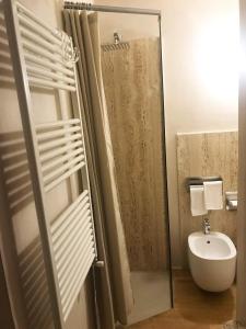比萨Domus '400的带淋浴、卫生间和盥洗盆的浴室
