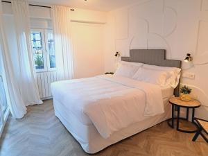 贝哈尔Apartamentos BEJAR - DUCAL的白色卧室配有一张大床和一张桌子