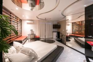 阿雷格里港Taikô Motel by Drops的客厅配有白色沙发和电视