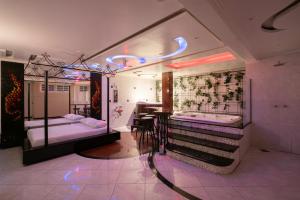阿雷格里港Taikô Motel by Drops的一间带两张床和浴缸的卧室