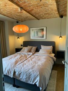 尼扎蒙费拉托Villa Bricco 46的一间卧室配有一张大床和两盏灯