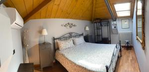 马泰拉Palazzotto Morelli的一间卧室设有一张床和木制天花板