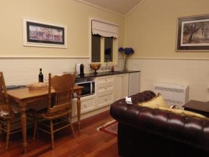 AshbourneThe Retreat at Amryhouse的客厅配有桌子和沙发