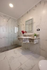 开罗Kattameya dunes 4 master bedrooms villa的白色的浴室设有水槽和镜子