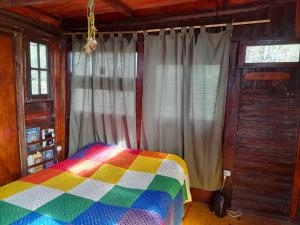 San AntonioSelva Nuez的卧室配有色彩缤纷的毯子