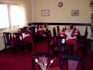 科拉欣茨勒酒店的用餐室配有桌椅和红色餐巾