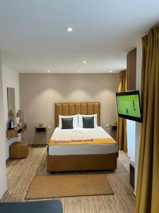 斯特鲁加Comfort Hotel的一间卧室配有一张床和一台平面电视