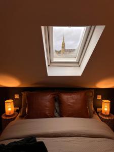 伦敦德里CHAMBERS RISE - City Centre Stays的一间卧室配有一张床,楼上设有窗户