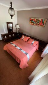 马德普拉塔“Chalet Carrasco” totalmente equipado的一间卧室配有一张带红色毯子的大床