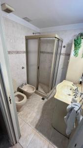 马德普拉塔“Chalet Carrasco” totalmente equipado的带淋浴、卫生间和盥洗盆的浴室