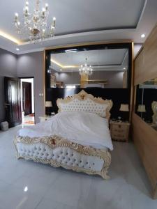 SalakanTITE homestay. Staycation feels @home的卧室配有一张白色的床和大镜子