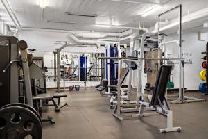 基律纳贝斯特韦斯特北极伊甸园酒店的一间健身房,里面有很多设备