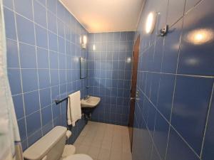 加拉加斯Sorokaima的蓝色瓷砖浴室设有卫生间和水槽