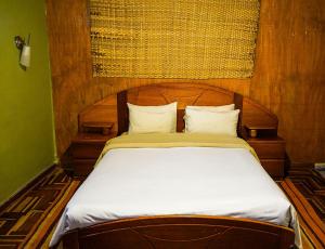 库斯科Eco Home View - Guest House的一张带白色床单和枕头的木床