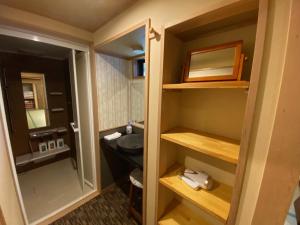 京都萨瓦亚宏腾日式旅馆的一间带水槽和镜子的小浴室