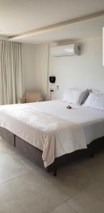 若昂佩索阿Flat beira mar do Cabo Branco的白色客房内的一张大白色床,