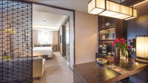 杭州杭州东站汇和君亭酒店的配有一张床和一张书桌的酒店客房