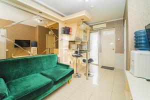 雅加达RedLiving Apartemen Kalibata City - Homy Jasen Tower Jasmine的一间客厅,客厅里设有绿色沙发