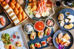 箱根箱根小涌园天悠日式旅馆的盘子上填满了不同种类食物的桌子