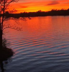 印第安纳波利斯Luxury on the lake的日落在一大片水面上