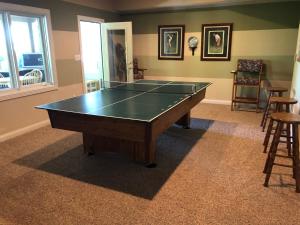 印第安纳波利斯Luxury on the lake的客厅里的乒乓球桌