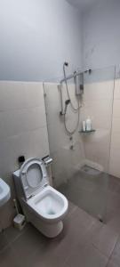 拿笃TAR HOMESTAY的一间带卫生间和淋浴的浴室