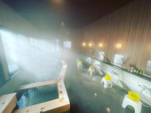 草津桐岛屋旅馆的浴室配有带水雾的浴缸