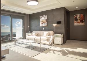 Y COLLECTION by UH FLAT OSIRIA