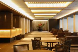 京都本能寺酒店的一间带桌椅和鲜花的用餐室