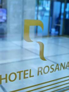 首尔Rosana Hotel的酒店芳香标志顶部的金色标志