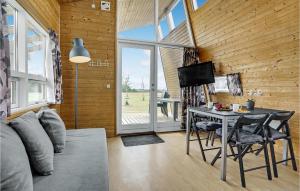 科灵Stunning Home In Kolding With House A Panoramic View的客房设有书桌和桌椅