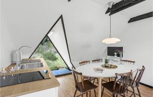 古兹耶姆Stunning Apartment In Gudhjem With Kitchen的厨房以及带桌椅的用餐室。