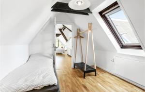 古兹耶姆Stunning Apartment In Gudhjem With Kitchen的一间卧室配有一张床和镜子